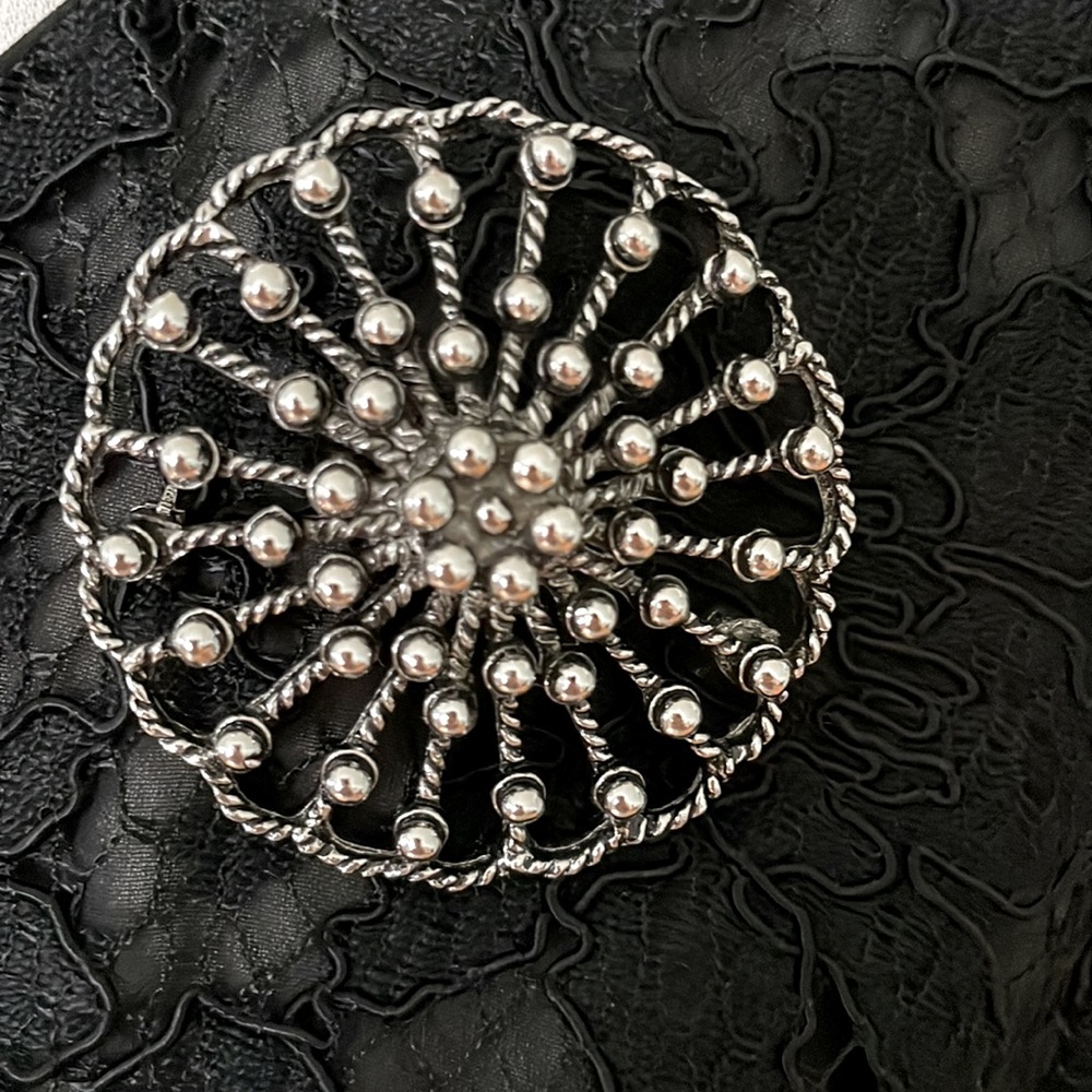 🇨🇦  Vintage Sarah Coventry Silvertoned Metal Brooch